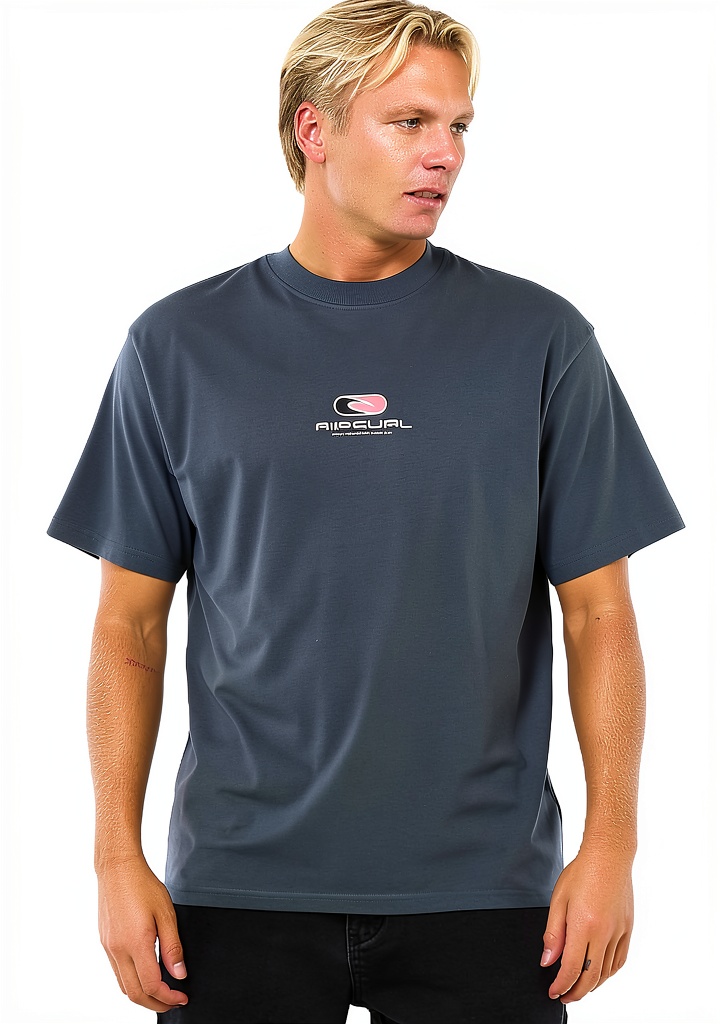 Rip Curl T-shirt uomo in cotone su sfondo naturale