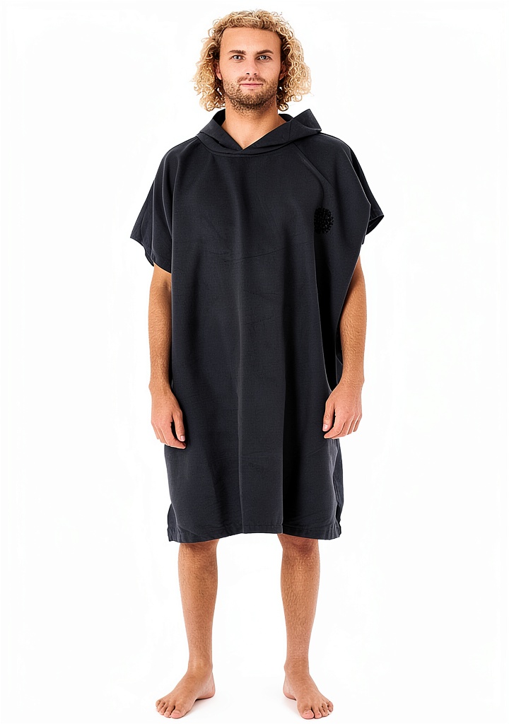 Uomo che indossa pantaloncini da bagno Rip Curl neri in spiaggia